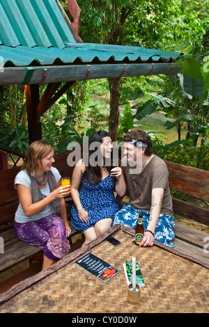 Genießen Sie die Bar im Obergeschoss und das Restaurant im OUR JUNGLE HOUSE in der Nähe von KHAO SOK Nationalpark - SURATHANI PROVENCE, THAILAND Stockfoto