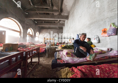Die verkrampften und heruntergekommenen Wohnräume für Arbeit Arbeitnehmer im San Huang Zhai Kloster auf dem Song-Berg, China Stockfoto