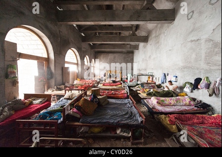 Die verkrampften und heruntergekommenen Wohnräume für Arbeit Arbeitnehmer im San Huang Zhai Kloster auf dem Song-Berg, China Stockfoto