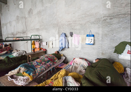 Die verkrampften und heruntergekommenen Wohnräume für Arbeit Arbeitnehmer im San Huang Zhai Kloster auf dem Song-Berg, China Stockfoto