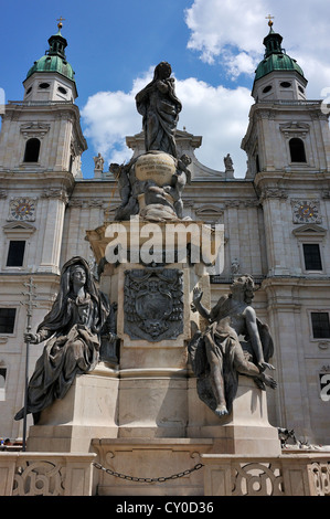 Mariensaeule Säule, Statue von Mary Immaculata auf einem Globus, zwei allegorische Statuen auf der linken und rechten Stockfoto