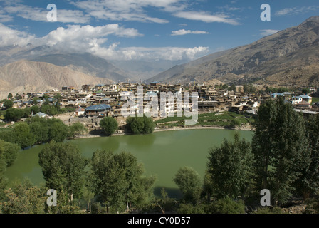 Himalaya Dorf von Nako schmiegt sich an das Ufer des heiligen Sees Nako in Kinnaur Distrikt, Nord-Indien Stockfoto