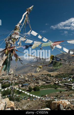 Gebetsfahnen schmücken einen Hügel Schrein über den Himalaya Dorf von Nako in Kinnaur Bezirk von Nordindien Stockfoto