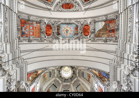 Innengewölbe mit einen teilweisen Blick auf die Kuppel der Salzburger Dom, geweiht im Jahre 1628, quadratisch, Domplatz Salzburg Stockfoto