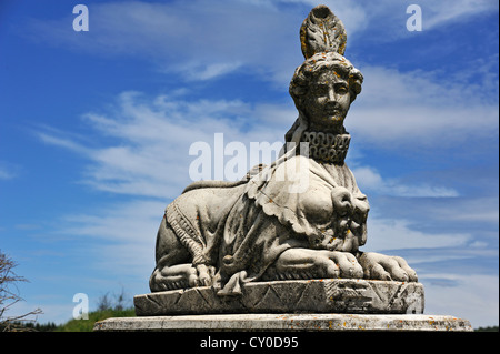 Skulptur einer Sphinx gegen ein blauer Himmel mit Wolken, Landschaftsgarten in Dennenlohe, Middle Franconia, Bayern Stockfoto