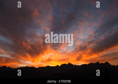 Sonnenuntergang über den Minaretten in Mammoth Lakes Stockfoto