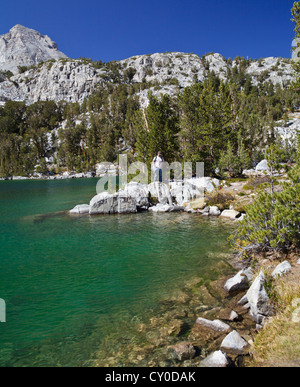 Wanderer am Gem Lake in kleinen Seen-Tal im Rock Creek Canyon Stockfoto