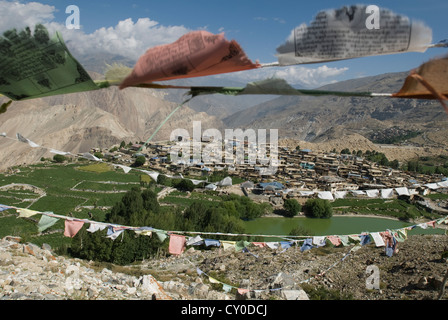 Gebetsfahnen schmücken einen Hügel Schrein über den Himalaya Dorf von Nako in Kinnaur Bezirk von Nordindien Stockfoto