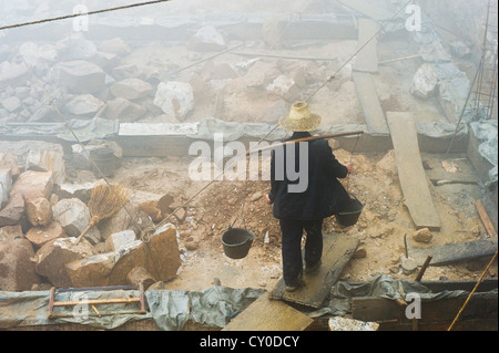 Bau- und Arbeiter im San Huang Zhai Kloster am Berg Song, China Stockfoto