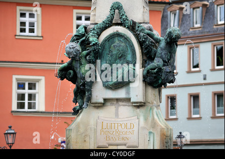 Zwei Engel umrahmen das Portrait von Prinzregent Luitpold von Bayern, Detailansicht der Luitpoldbrunnen Brunnen, Baujahr 1898 Stockfoto