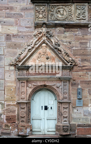 Eingang zur Kapelle der Heiligen Dreifaltigkeit, erbaut 1562-1575, in Schoener Hof, schöner Innenhof, Burg Plassenburg, Kulmbach Stockfoto