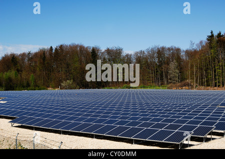 Große Photovoltaik-Kraftwerk auf einer ehemaligen Mülldeponie, abgeschlossen im April 2012, Betzenstein, Franken, Oberbayern Stockfoto