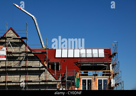Sonnenkollektoren auf einem Gebäude, das im Bau, Eckental, Middle Franconia, Bayern Stockfoto