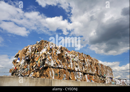 Gepresste und gestapelten Altpapier hinter der Wand ein recycling-Unternehmen, Bamberg, Franken, Oberbayern Stockfoto