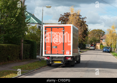 Supermarkt Lieferwagen auf vorstadtstraße in Cambridge, England. Stockfoto