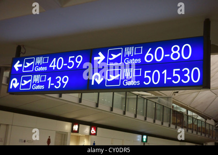 Boarding Gate-Schilder am Flughafen Hongkong Stockfoto