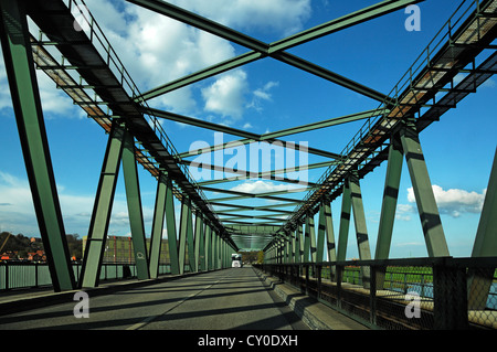 Eisen-Auto und Bahn Brücke über die Elbe bei Lauenburg, Schleswig-Holstein Stockfoto