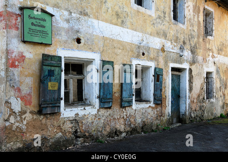 Fenster mit Rollläden und Haustür des alten Hackermuehle oder Obermuehle, Mühle, 1547, Obertrubach, Franken, Oberbayern Stockfoto