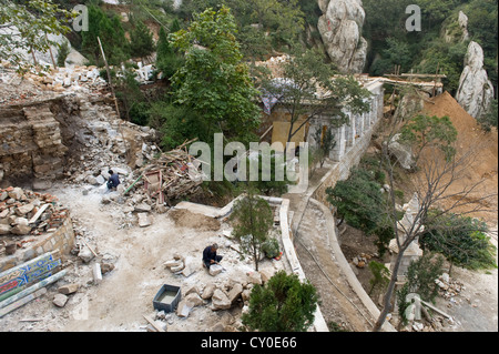 Arbeiter heben schwere Felsen im San Huang Zhai Kloster am Berg Song, China Stockfoto