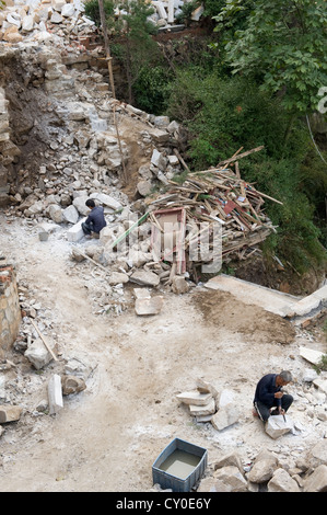 Arbeiter heben schwere Felsen im San Huang Zhai Kloster am Berg Song, China Stockfoto