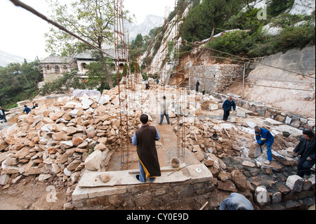 Shaolin Mönch Shi De Jian überblickt Bau San Huang Zhai Kloster am Berg Song, China Stockfoto