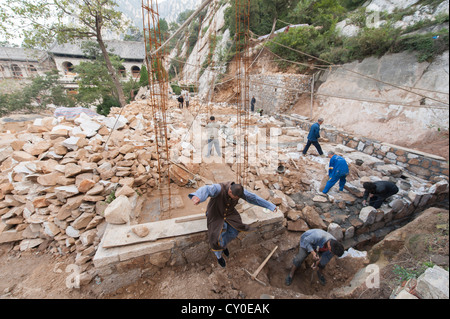 Shaolin Mönch Shi De Jian überblickt Bau San Huang Zhai Kloster am Berg Song, China Stockfoto