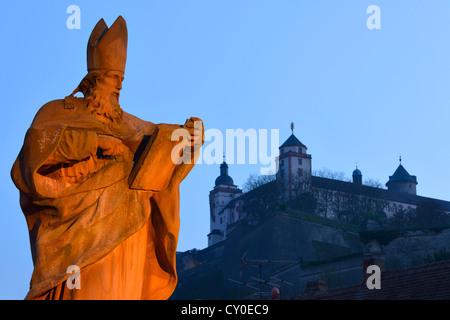 St. Bruno, Statue eines Heiligen, Alte Mainbruecke, alte Mainbrücke und Festung Festung Marienberg, Würzburg, Unterfranken Stockfoto