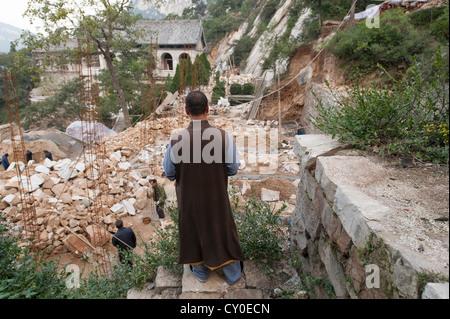 Shaolin Mönch Shi De Jian überblickt Bau San Huang Zhai Kloster am Berg Song, China Stockfoto