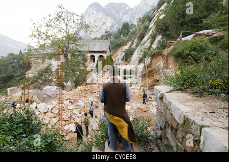 Shaolin Mönch Shi De Jian überblickt Bau San Huang Zhai Kloster am Berg Song, China Stockfoto