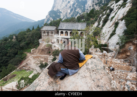 Shaolin Mönch Shi De Jian überblickt Bau San Huang Zhai Kloster am Berg Song, China Stockfoto