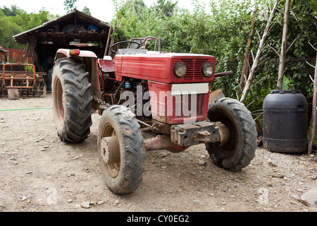 Roten alten Traktor vor einer Scheune Stockfoto