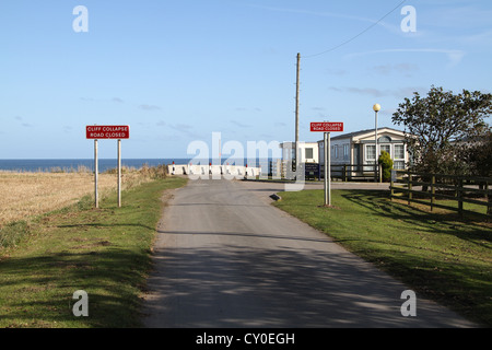 Straße gesperrt durch Küstenerosion. Stockfoto