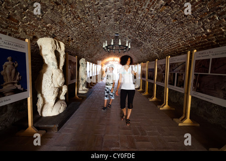 Porträt einer Mutter und Sohn ein mittelalterlichen Tunnels in einem Schloss zu besuchen Stockfoto