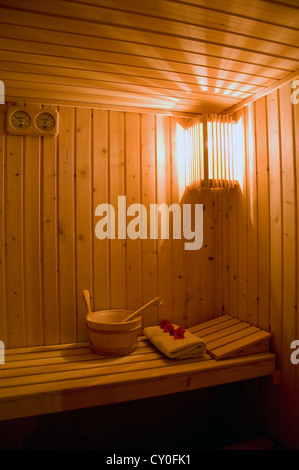 Klassische Holzsauna mit Eimer, Handtuch und thermometer Stockfoto