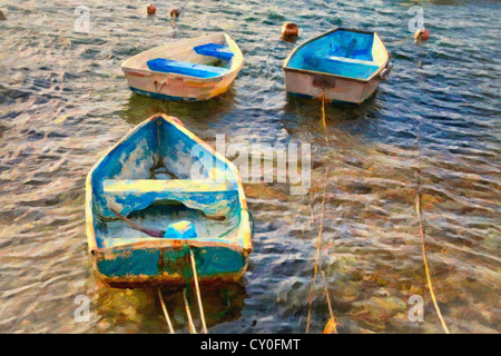 Verwitterte alte GFK Ruderboote gefesselt im seichten Wasser an den Küsten von Bermuda. Stockfoto