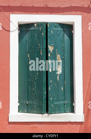 Grüne Fensterläden auf der venezianischen Insel Burano benötigen Malerei geschlossen Stockfoto