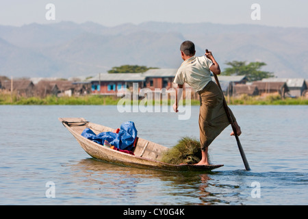 Myanmar, Burma. Junger Mann mit einem Bein in der gemeinsamen Stil zum Inle See, Shan-Staat Rudern. Stockfoto