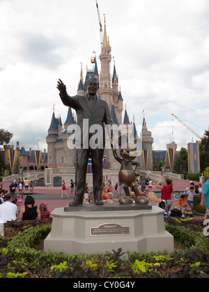 Partner-Statue von Walt Disney und Mickey Maus vor Cinderllas Burg in das magische Königreich Walt Disney World Florida Usa Stockfoto