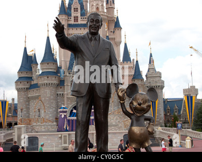 Partner-Statue von Walt Disney und Mickey Maus vor Cinderllas Burg in das magische Königreich Walt Disney World Florida Usa Stockfoto