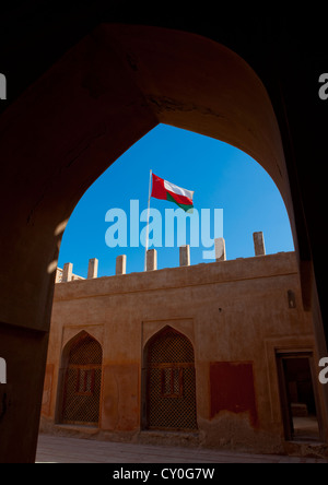 Omanische Flagge auf einer Festung, Sur, Oman Stockfoto