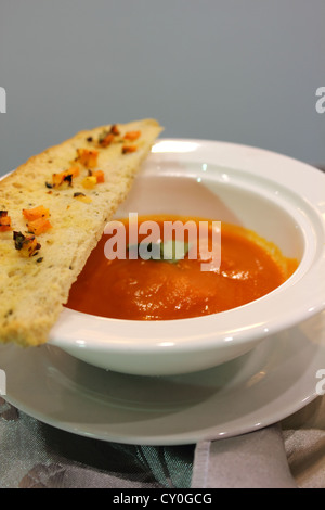 Kürbissuppe aus Karotten Kartoffeln und Hokkaido-Kürbis Stockfoto