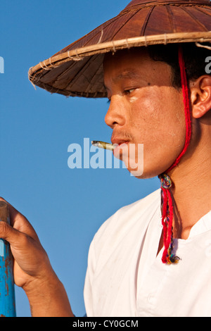 Myanmar, Burma. Fischer mit Cheroot, Inle-See, Shan-Staat. Stockfoto