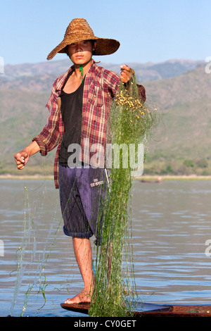 Myanmar, Burma. Fischer mit Netz, Inle-See, Shan-Staat. Stockfoto