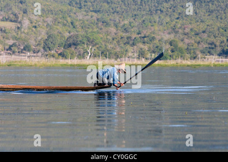 Myanmar, Burma. Fischer schlug das Wasser mit seinem Paddel, um Fische zu betäuben. Inle-See, Shan-Staat. Stockfoto