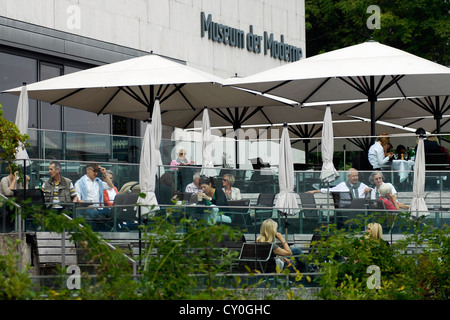 Terrasse, Personen, Restaurant, M32, Museum, moderne, Kunst, Mönchsberg, Bar, Salzburg, Austria, Europe Stockfoto