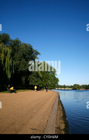 Zeigen Sie auf der Serpentine um Serpentine Bridge, Hyde Park, London, UK an Stockfoto