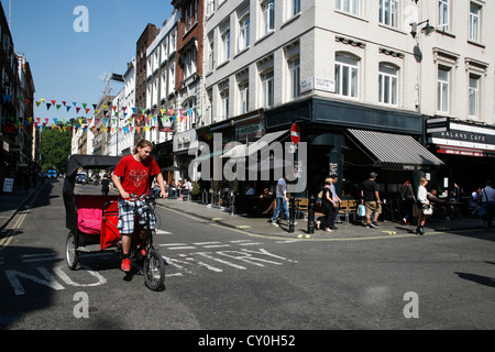 Rikscha Taxi an der Ecke der Old Compton Street und Frith Street, Soho, London, UK Stockfoto