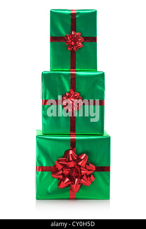 Drei Geschenk verpackt präsentiert in grün Geschenkpapier mit roter Schleife und Band, isoliert auf einem weißen Hintergrund. Stockfoto