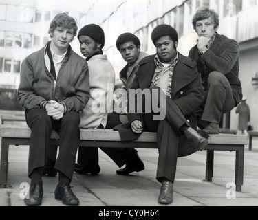 Das entspricht UK-pop-Gruppe im Dezember 1967. Siehe Beschreibung unten für Namen. Foto Tony Gale Stockfoto