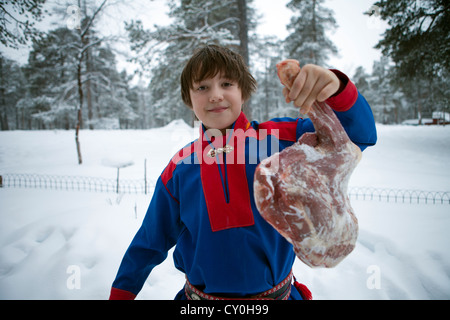 Sami Kind hält, dass Rentiere treffen Stockfoto